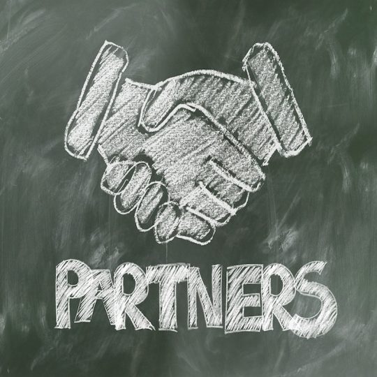 shaking-hands-2499629_1280